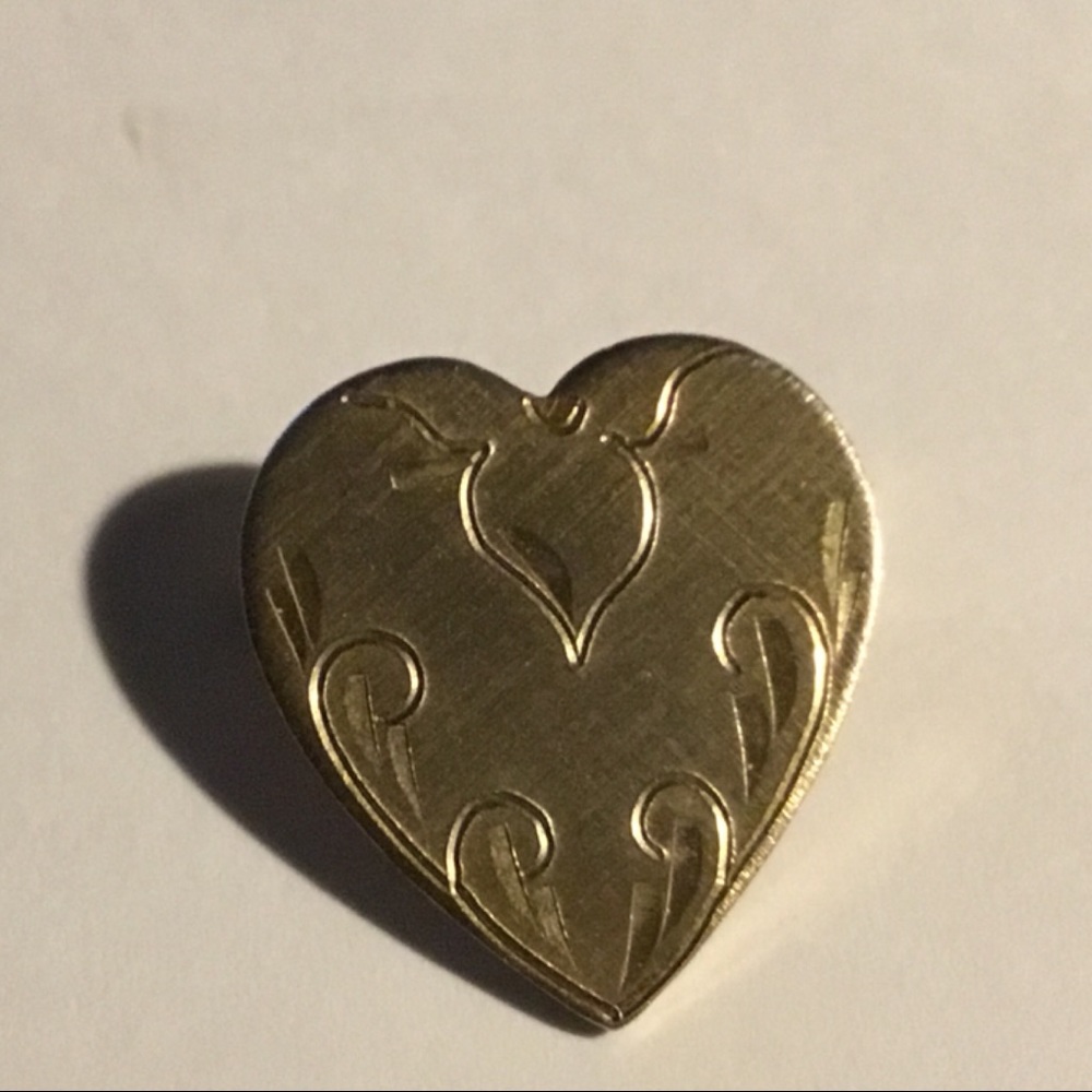 AUCTION PRICE👩🏻‍⚖️ Etched Heart Vintage Brooch